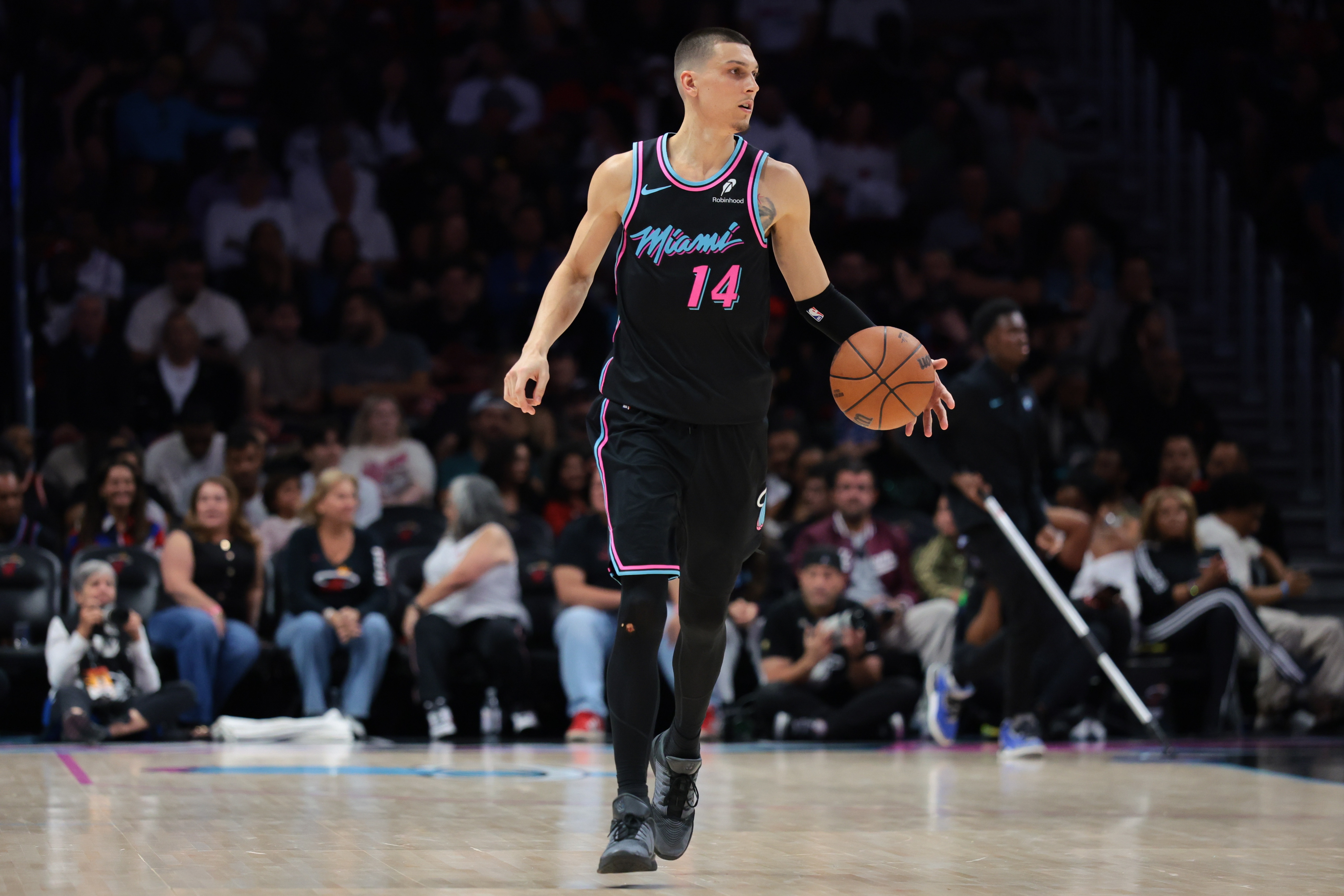 乐鱼体育平台-热火迎战魔术 希罗&amp;鲍威尔&amp;韦尔&amp;亚库乔尼斯出战 维金斯缺阵